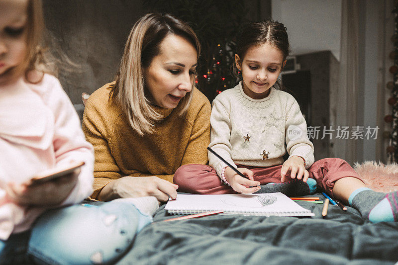 一个年轻的母亲花时间陪她的女儿们