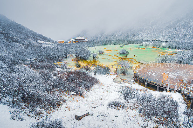 美丽的自然景观黄龙和九寨沟国家公园与惊人的雪在中国四川