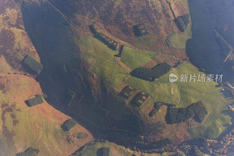 冬季从空中俯瞰英格兰爱丁堡的高地丘陵