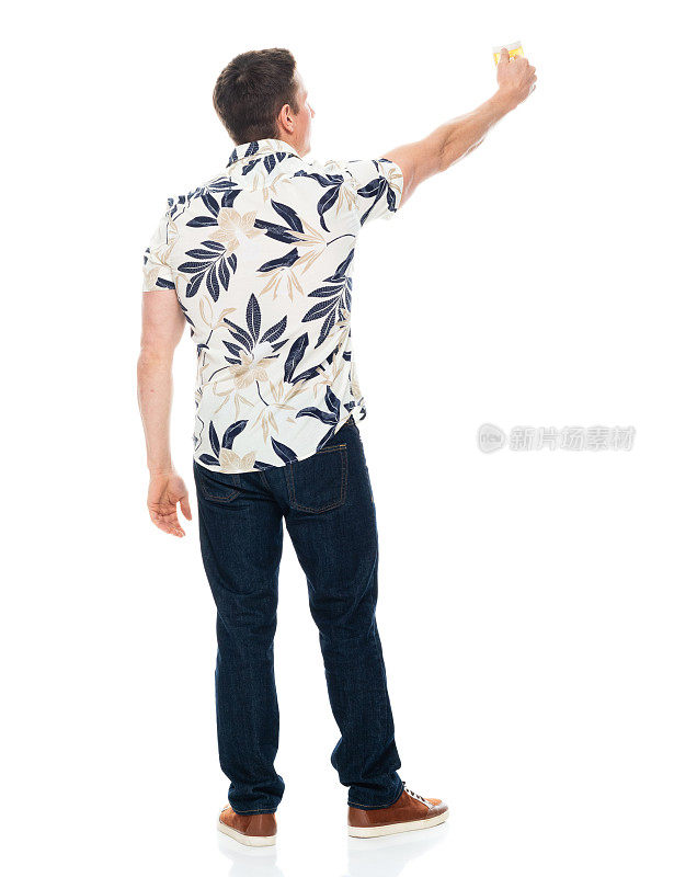 白人男性站在白色背景下，穿着衬衫，手持麦芽酒