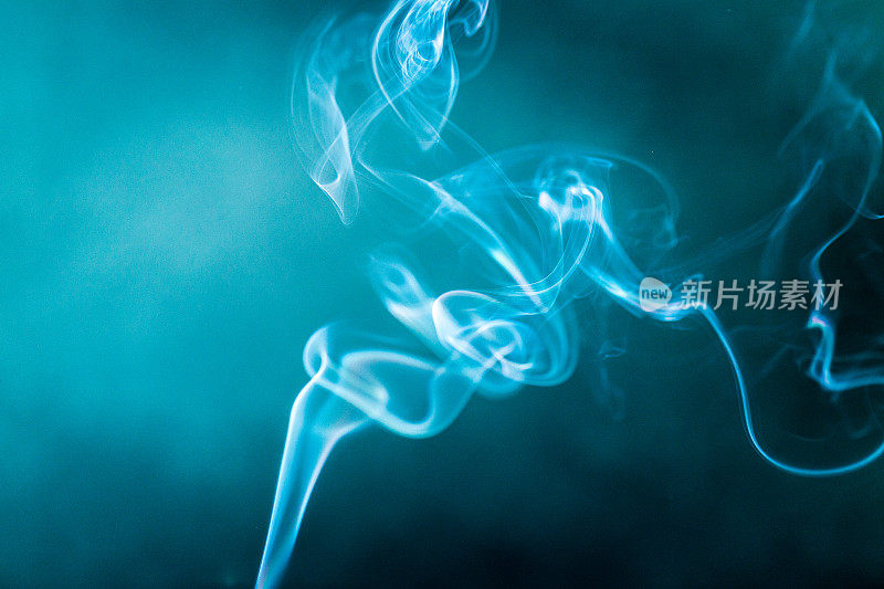蓝色漩涡烟雾抽象接近黑色背景