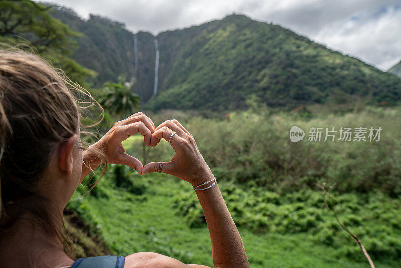 在夏威夷的Waipio山谷，一名徒步妇女用手制作心形