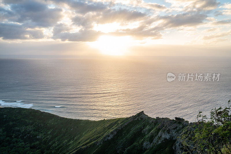 太阳从地平线上升起，从山顶俯瞰，夏威夷