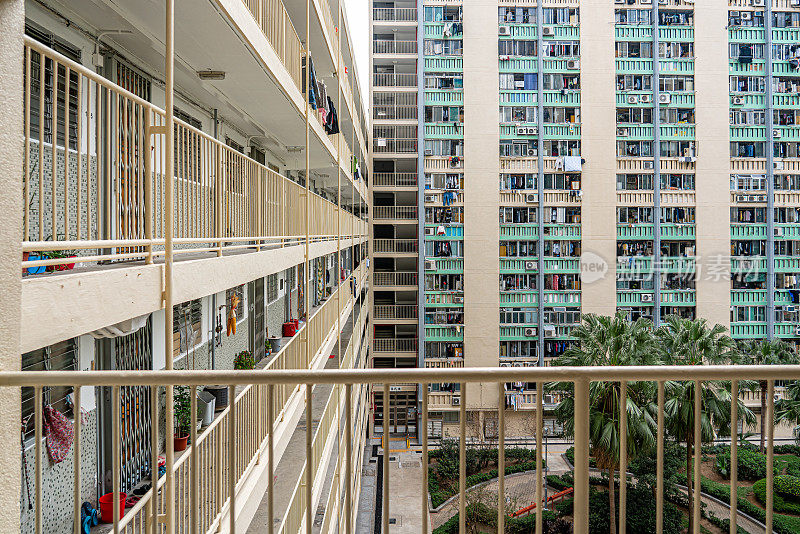 香港拥挤的大楼里有衣服