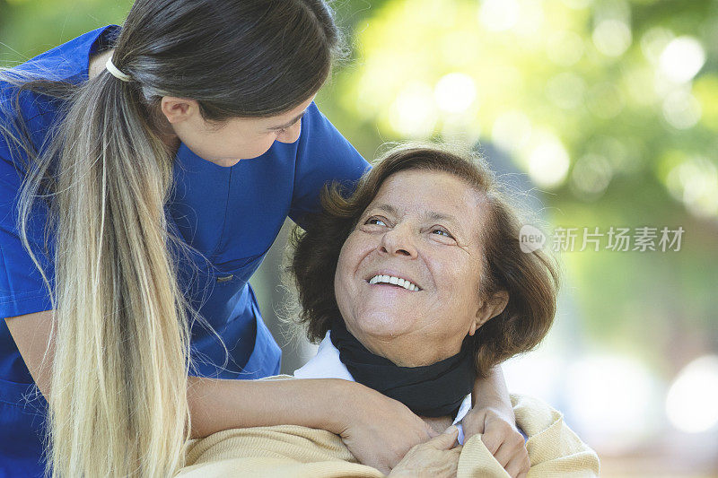 护士帮助老妇人获得安慰和照顾