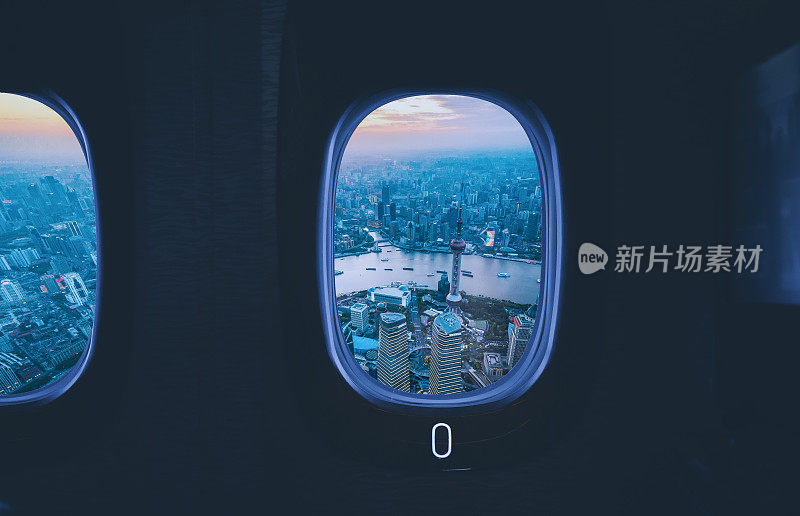 夕阳西下，透过飞机窗口看到的上海