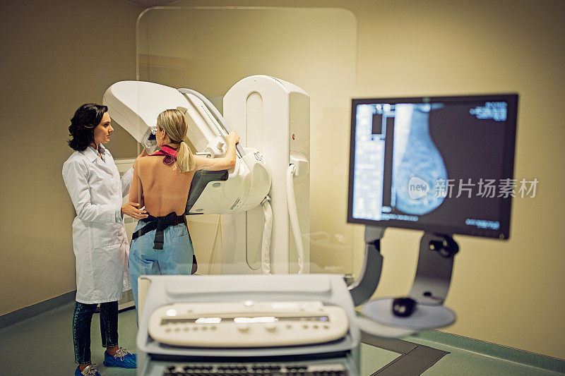 医生正在医院用x光扫描仪进行乳房x光检查