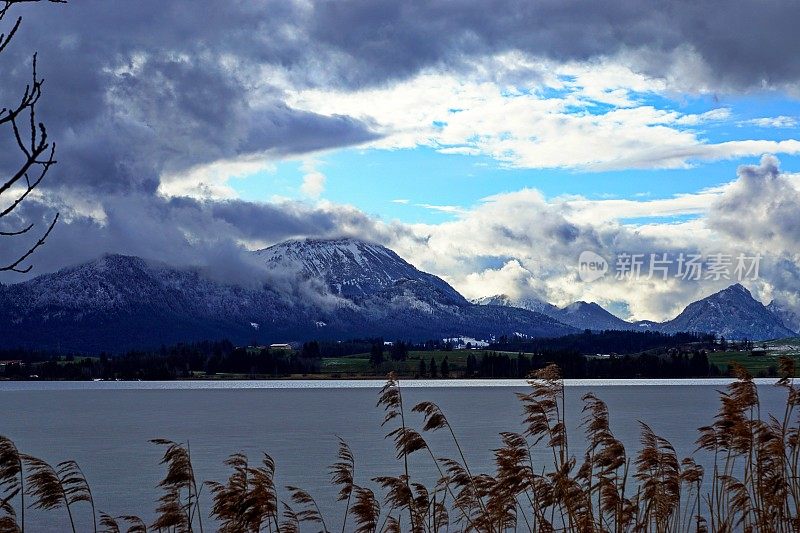 在Allgäu阿尔卑斯山的暴风雨和霍普芬西在前景。Ost-Allgau,巴伐利亚,德国。