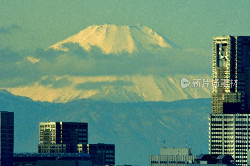 富士山和东京的天际线:白天和黑夜