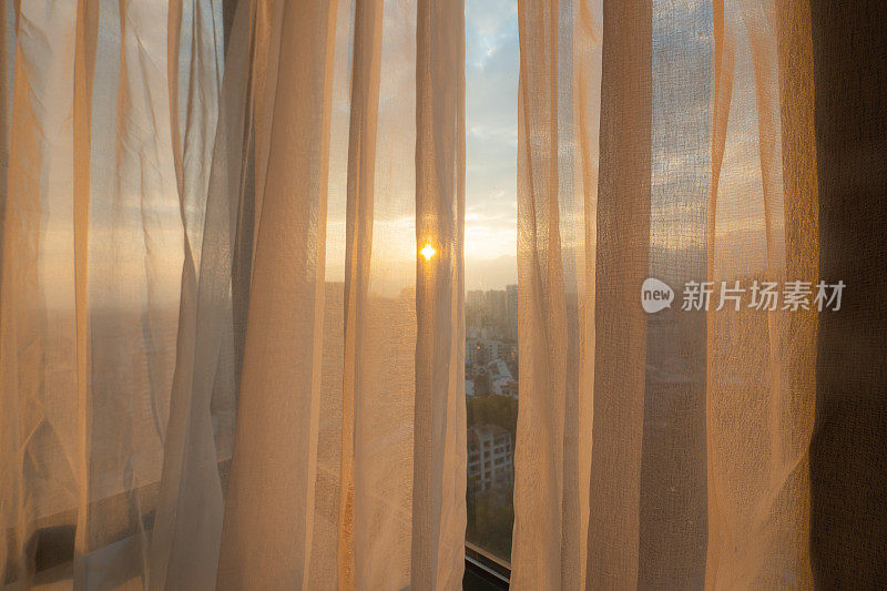 清晨的阳光洒在窗帘上