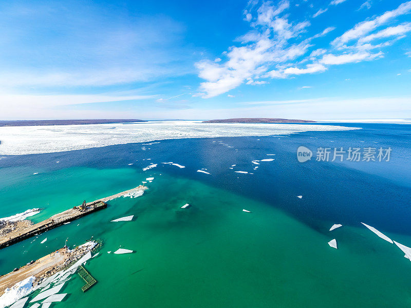 克里斯蒂安岛渡轮(雪松角码头)在拉方丹，小，加拿大，安大略省。