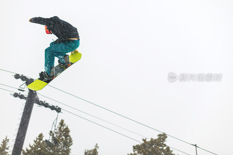 在科罗拉多州落基山脉的滑雪度假村小镇滑雪和单板滑雪活动