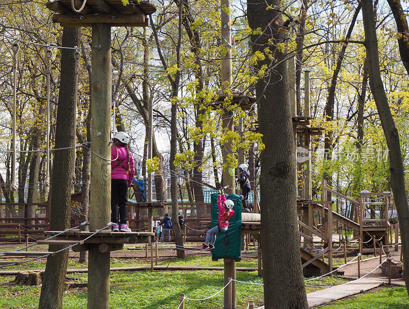 儿童攀登绳索冒险公园