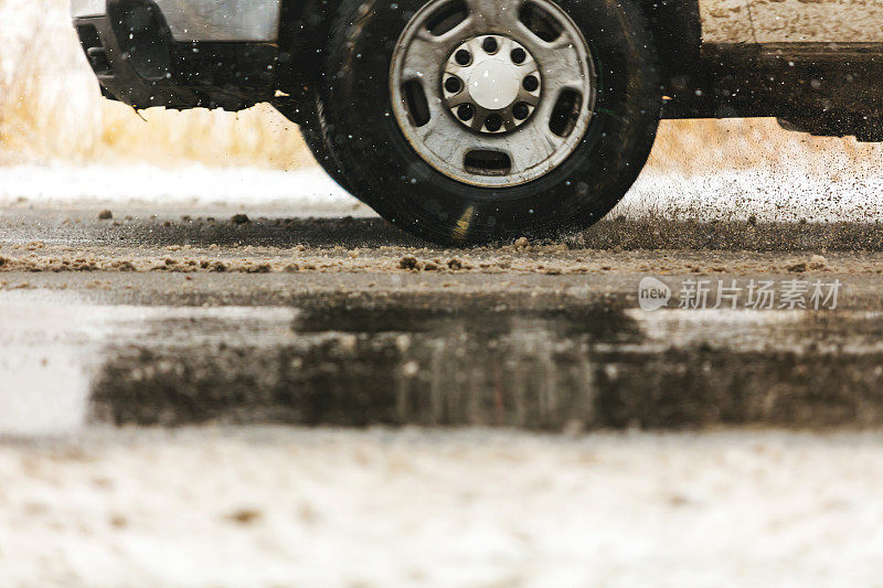 在冰雪潮湿的道路上驾驶美国西部冬季旅行系列