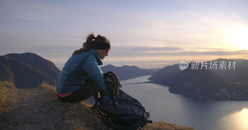 女性徒步旅行者在湖泊和欧洲阿尔卑斯山上行走