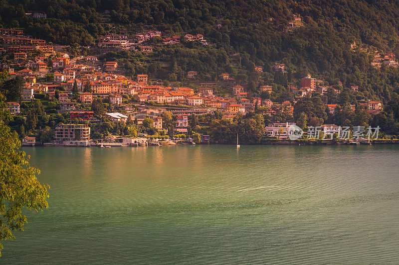 日落时的科莫湖和托尔诺湖——意大利伦巴第
