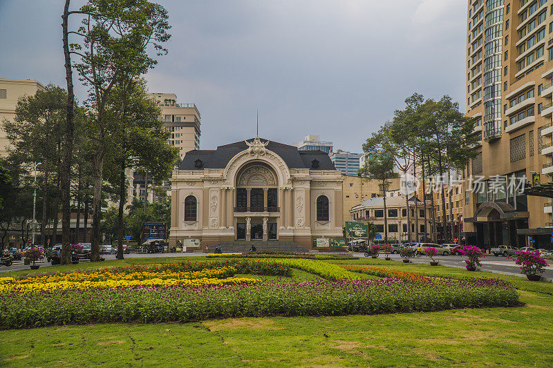 竣工阶段的西贡歌剧院和地铁站入口的大视角。这里是地铁一号线:本清-锁田。