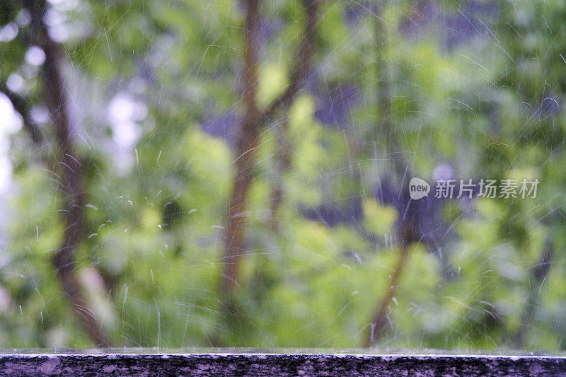 雨滴落在阳台窗台上