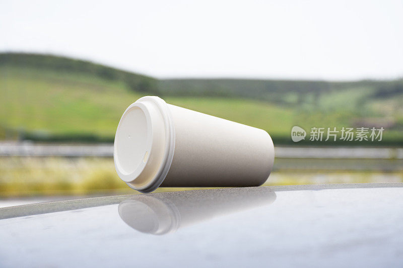 咖啡纸杯洒在车顶上了