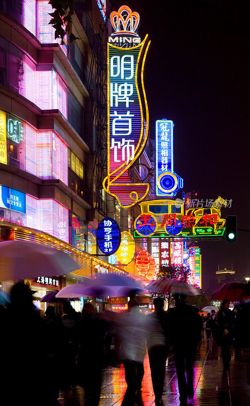 南京路的霓虹灯。