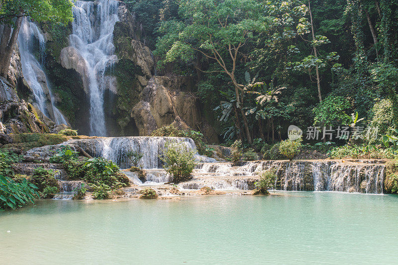 老挝琅勃拉邦，famaus旅游景点旷斯瀑布的自然景观