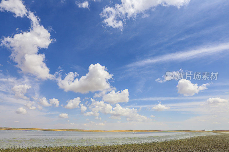 日落时的橙色云彩。戏剧性的天空天际线背景。天空和湖景