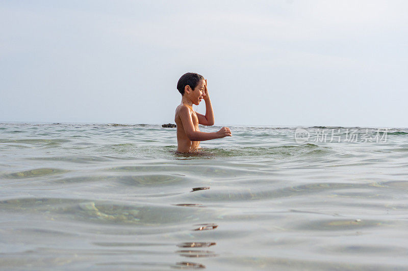 男孩夏天的乐趣在海上