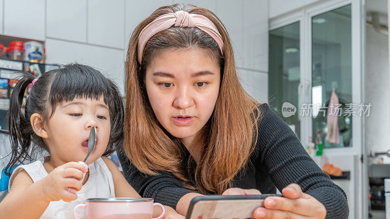 亚洲母女通过智能手机视频通话