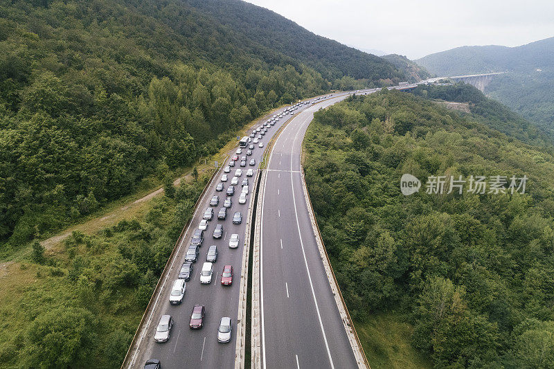 在高峰时间开车穿过交通堵塞。2019冠状病毒病大流行期间，首都城市入口处出现严重交通堵塞的公路桥鸟瞰图。忙碌的生活，俯视图，城市景观。