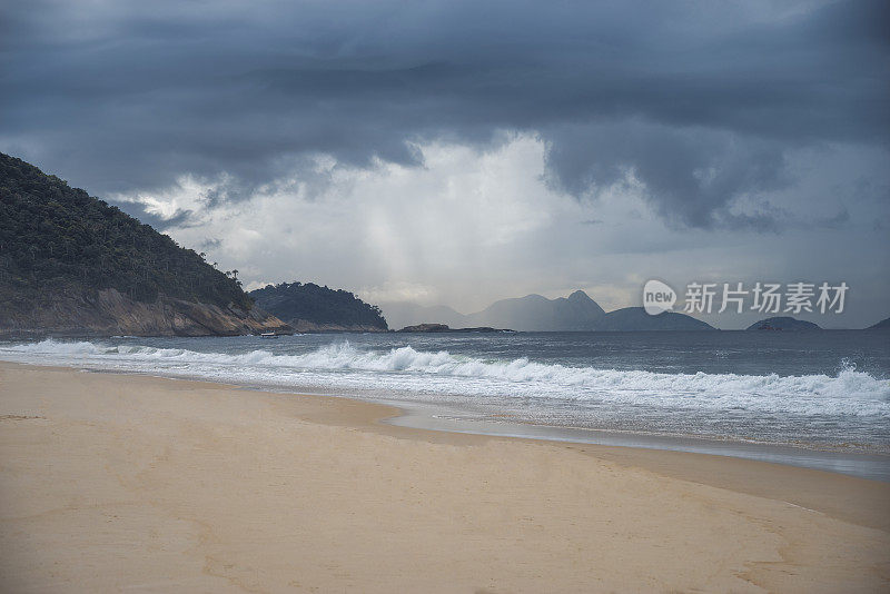 雷暴在科帕卡巴纳海滩。现在是里约热内卢的雨季。