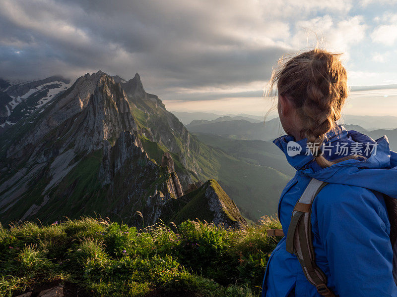 女人在瑞士徒步旅行，停下来看风景