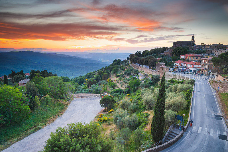 日落风景以上观光点在Montalcino老城街在镇村托斯卡纳秋日和钟楼famaus旅游景点