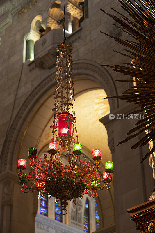 魁北克圣安妮教堂内的吊灯