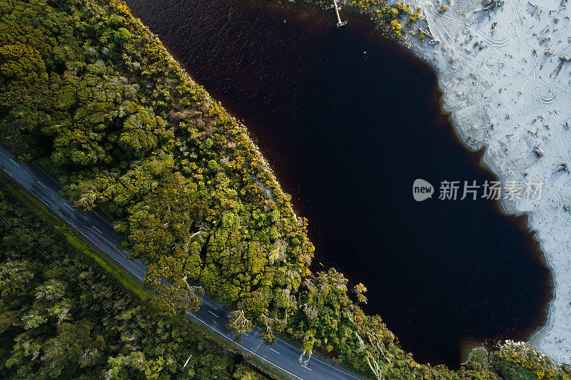 河边道路鸟瞰图。