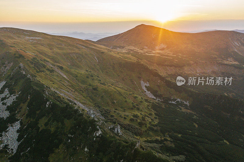 风景鸟瞰喀尔巴阡山脉在乌克兰