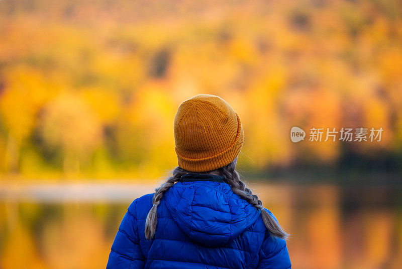 《秋景中的少女》。