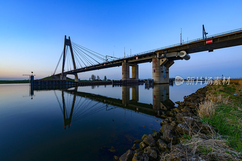 荷兰，埃兰布鲁格横跨IJssel河的吊桥