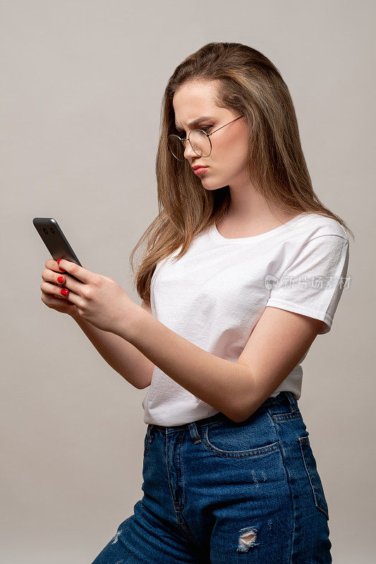 社交媒体焦虑困扰着看手机的女性