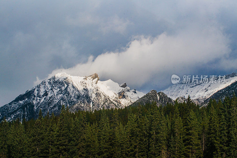 山脉景观-落基山脉周围班夫，阿尔伯塔，加拿大