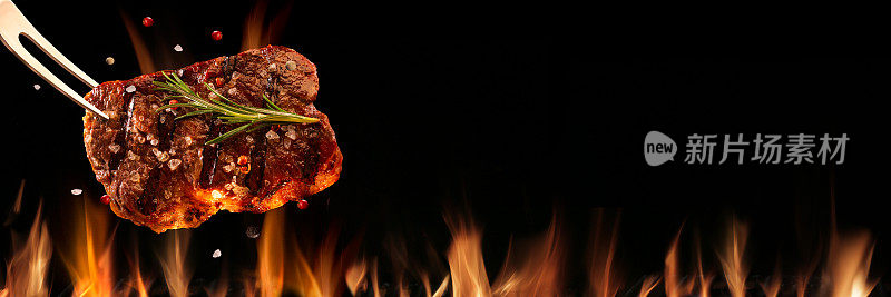 用火烤落在烤架上的牛排。巴西烧烤