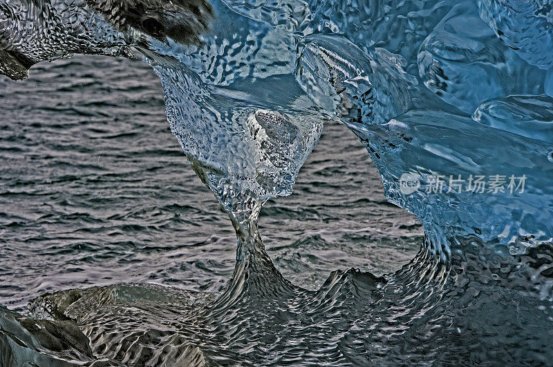 道斯冰川冰，恩迪科特手臂在福特恐怖荒野;汤加斯国家森林。阿拉斯加。蓝色的冰山或冰山碎片。有透明的蓝色冰形成的冰。