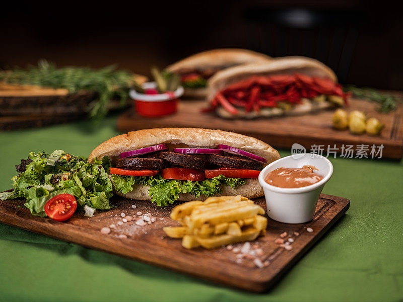土耳其传统香肠和沙拉三明治
