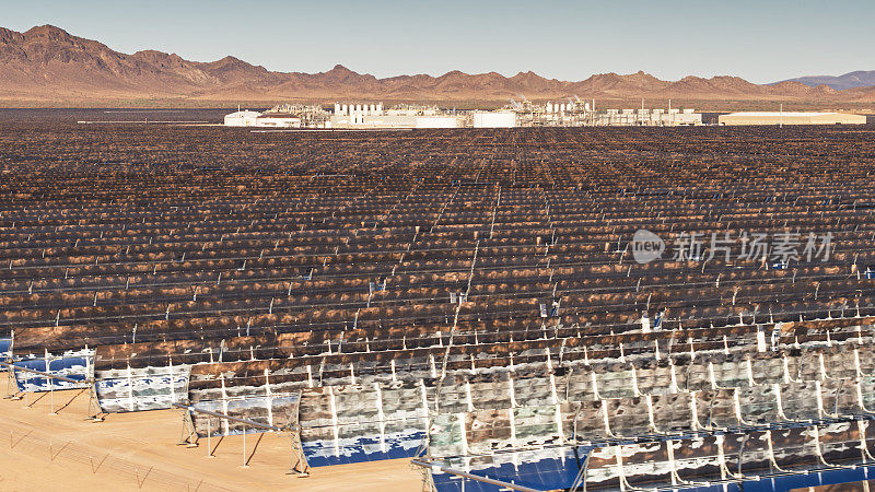 无人机拍摄的抛物线槽太阳能发电厂在一个晴朗的早晨