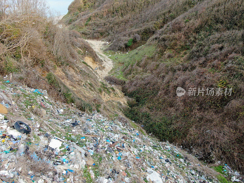 垃圾对自然环境的破坏。被污染的城市垃圾场。成堆的垃圾。