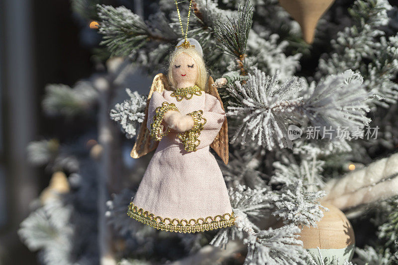 近距离的天使圣诞装饰在蜂拥而至的树