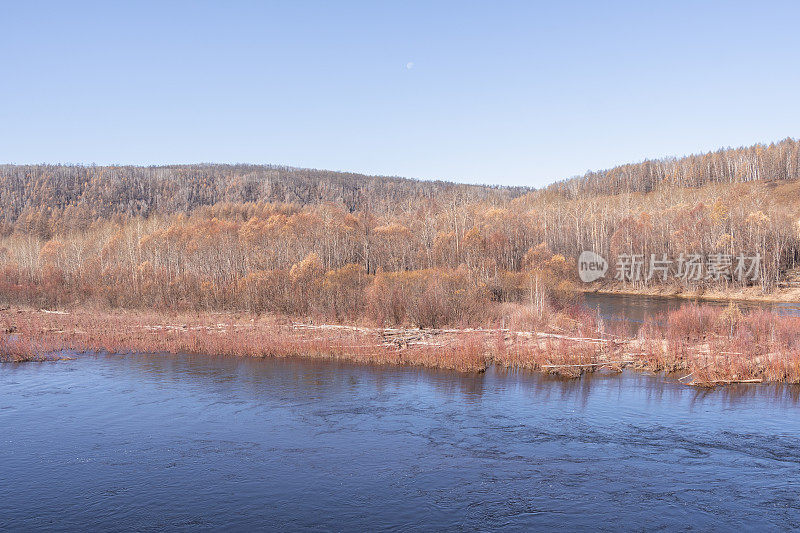 秋天，河边的风景有山有林