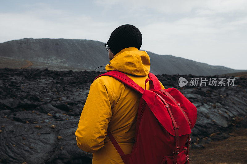 旅行者探索冰岛Fagradalsfjall火山爆发地点