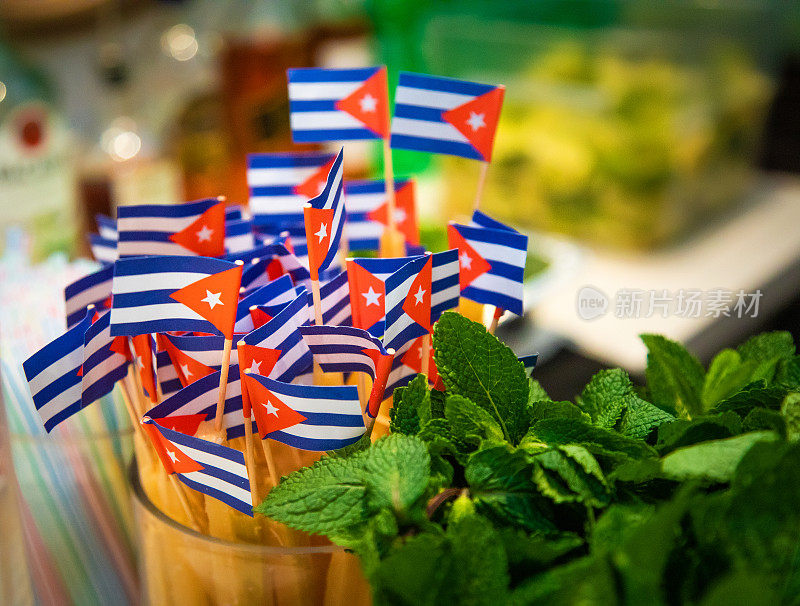 古巴国旗和薄荷叶放在莫吉托鸡尾酒的酒吧里