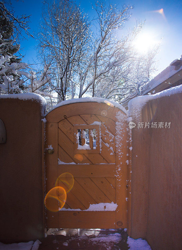 圣达菲风格:黄色门与雪和镜头光晕