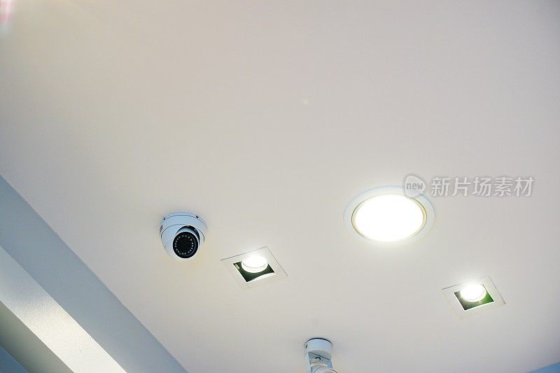 现代LED灯和天花板下的闭路电视摄像头